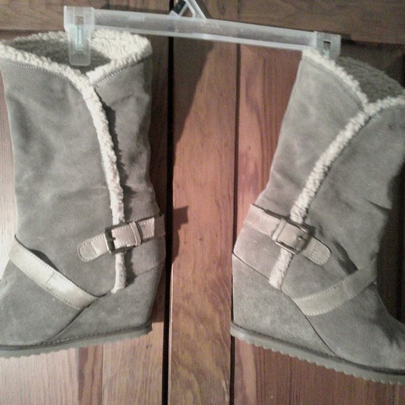 Sketchers Suede Boots - Picture 1 of 7